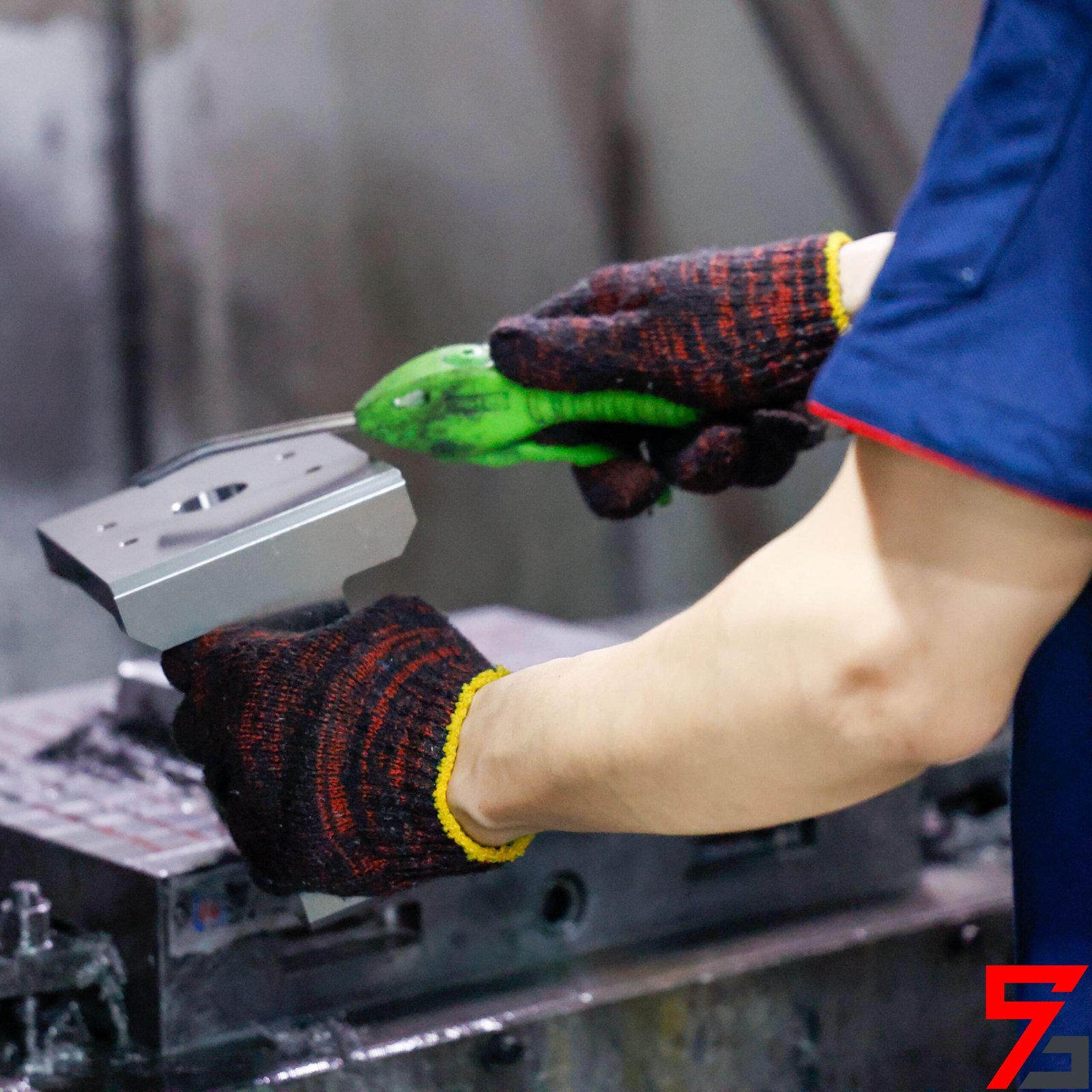 Cleaning the workpiece