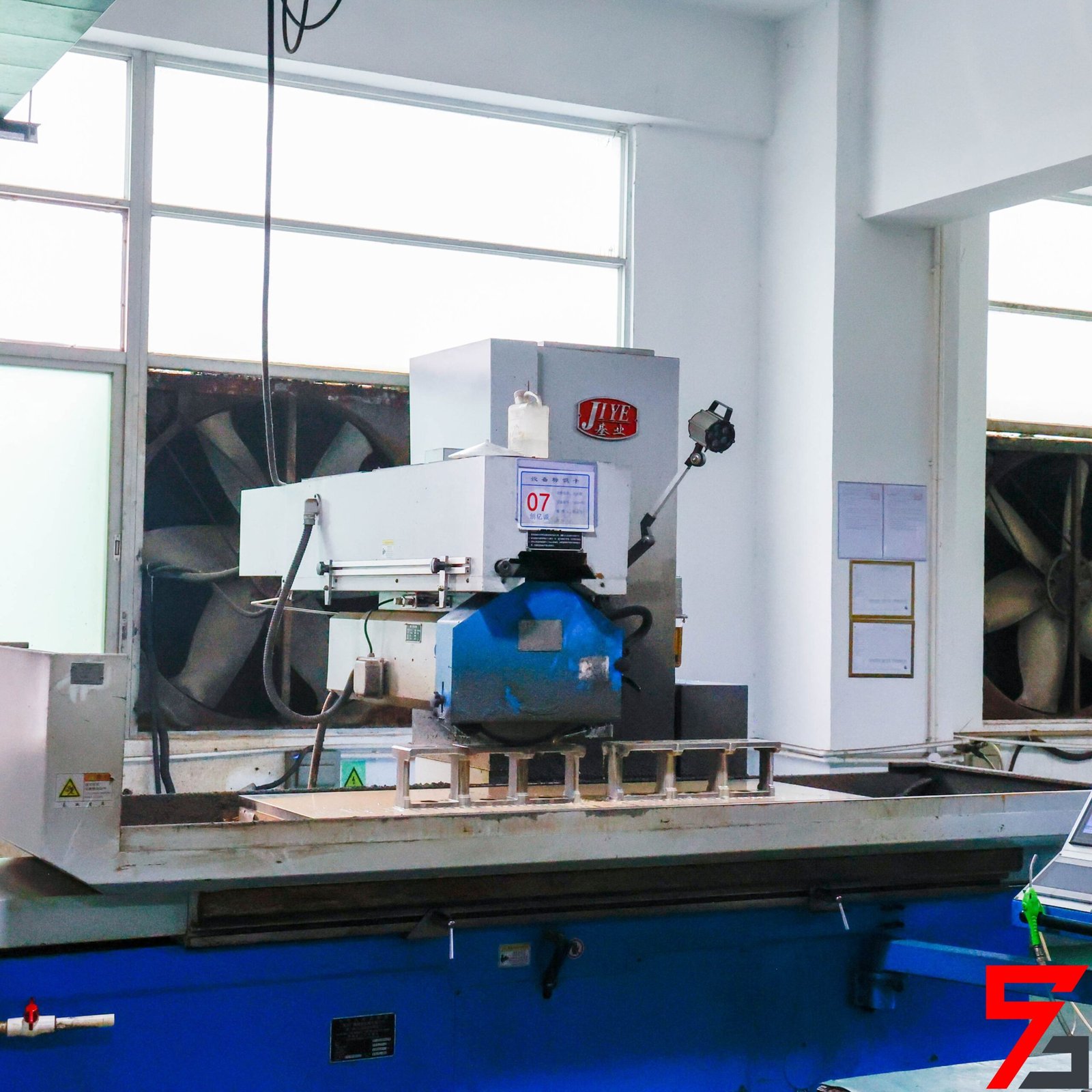 Grinding the workpiece